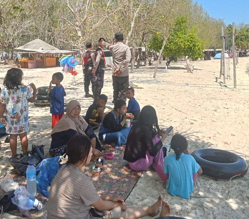 Polsek Sekotong Gelar Patroli untuk Keamanan Pengunjung Pantai