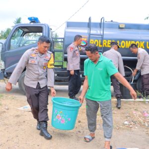 Polres Lombok Utara Distribusikan 5000 Liter Air Bersih untuk Warga Dusun Lokok Beru