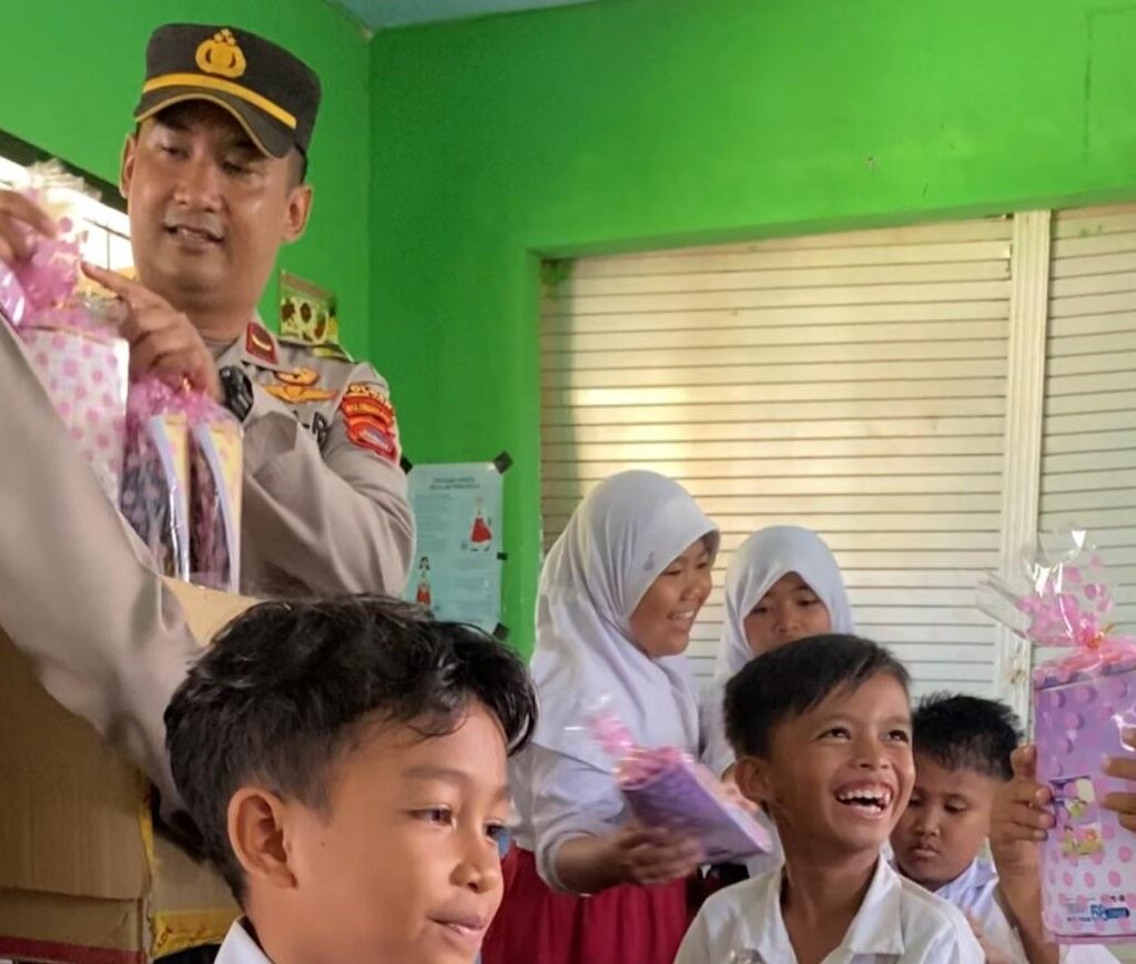 Kapolsek Lembar Bagikan Alat Tulis, Dukung Literasi Siswa!