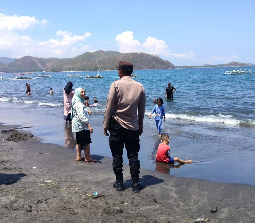 Polisi Jaga Keamanan di Pantai Cemara: Tips untuk Pengunjung