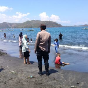 Polisi Jaga Keamanan di Pantai Cemara: Tips untuk Pengunjung