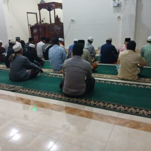 Silaturahmi Bhabinkamtibmas Desa Tatar dengan Toga dan Toma Melalui Sholat Subuh Berjamaah