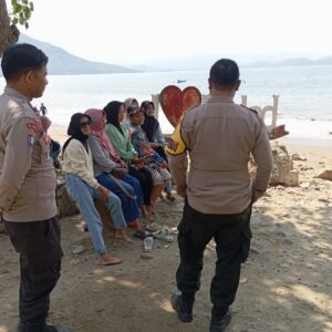 Pastikan Tempat Wisata Aman, Polsek Taliwang Gelar Patroli Pantai