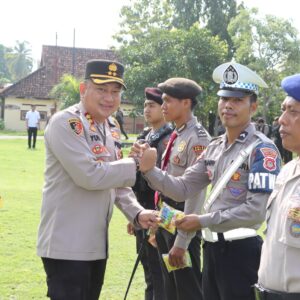 Kapolres Bima Kota Serahkan Bekal Kesehatan untuk Personel OMP Rinjani 2024
