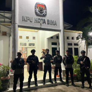 Personel Polres Bima Kota dan Batalyon C Pelopor Sat Brimobda NTB Kawal Ketat Kantor KPU Kota Bima dalam OMP Rinjani 2024