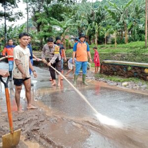 Pasca Banjir, Bhabinkamtibmas Kelurahan Kendo Bersama BPBD dan Warga Gelar Gotong Royong