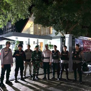 Personel Ops Lilin Rinjani 2024 Polres Bima Kota Bersiaga Amankan Malam Misa Natal di Gereja Santo Yusuf Raba