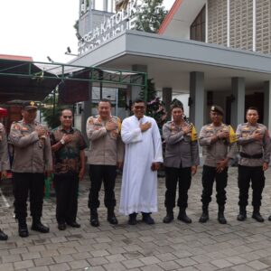 Pastikan Perayaan Natal Aman, Kapolres Bima Kota Pantau Langsung Pengamanan Gereja