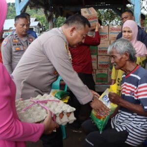 Peduli Korban Dampak Banjir, Polres Bima Kota Berbagi Ratusan Paket Sembako