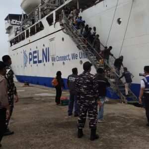 Polsek Kawasan Pelabuhan Laut Bima Amankan Proses Embarkasi dan Debarkasi Kapal KM. BINAIYA di Pelabuhan Bima