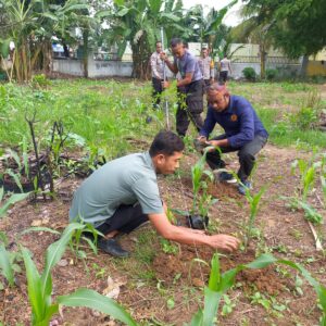 Polsek Rasanae Barat Lakukan Penanaman Bibit Pohon di Lahan Polsek