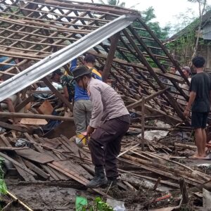 Curah Hujan Tinggi Sebabkan Banjir di Kecamatan Wera, Polsek Wera Sigap Bantu Warga