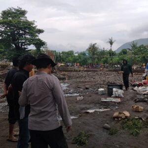 Tim Gabungan Bersama Warga Masih Melakukan Pencarian 6 Korban Banjir Bandang Wera Bima