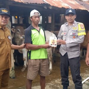 Bhabinkamtibmas Kelurahan Penaraga Monitoring Vaksinasi PMK oleh Dinas Pertanian dan Perternakan Kota Bima