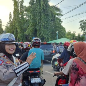 Antisipasi Kemacetan Jelang Berbuka Puasa, Satlantas Polres Bima Kota Lakukan Pengaturan