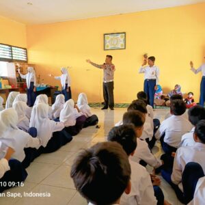Polsek Sape Gelar Penyuluhan Hukum di SMP Negeri 2 Sape dengan Tema Pentingnya Keselamatan Berlalu Lintas