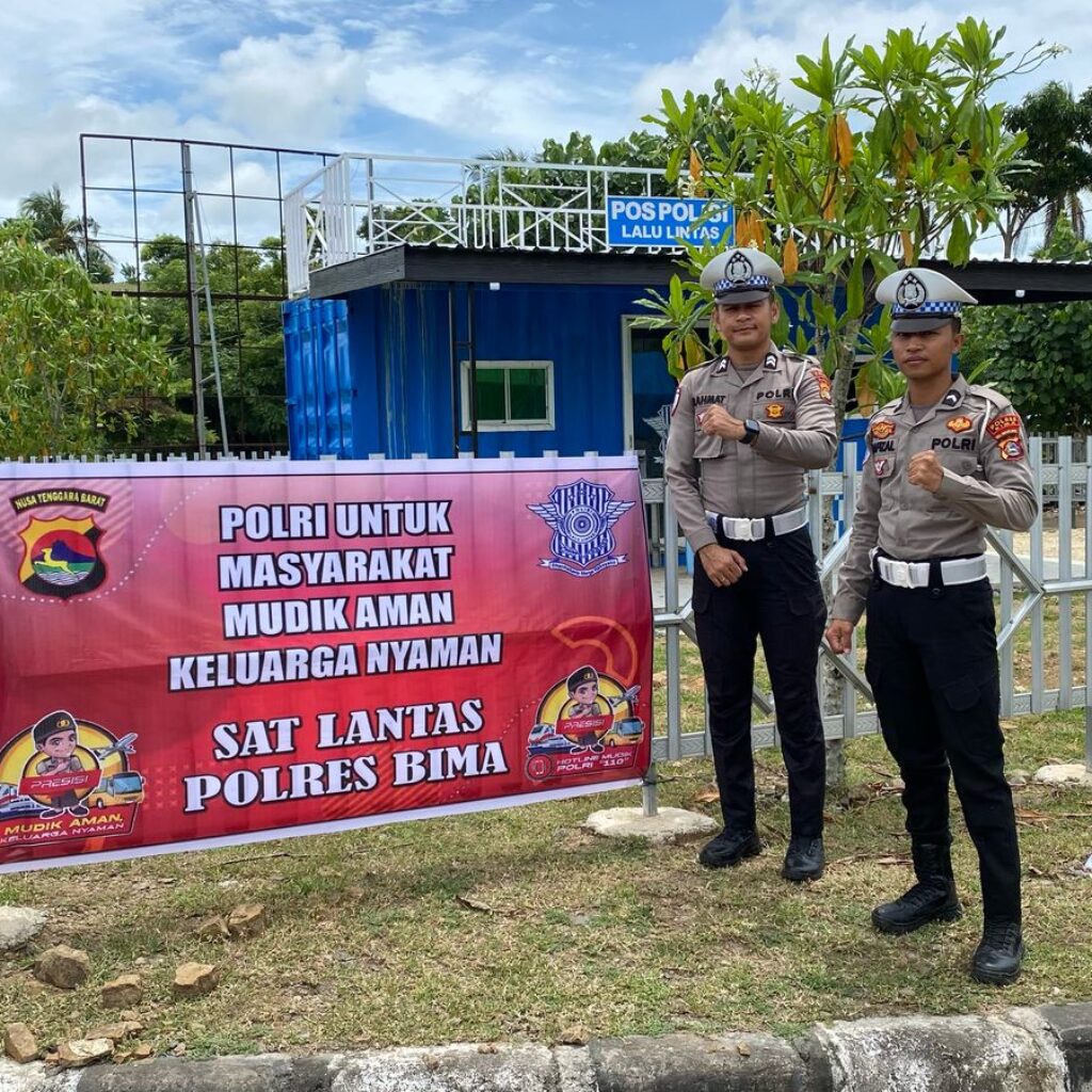 Sat Lantas Polres Bima, Pasang Spanduk Mudik Aman Keluarga Nyaman, Darurat  Hubungi Layanan 110