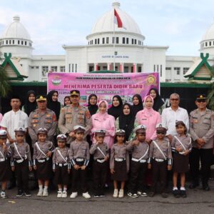 Kapolres Bima Kota dan Polisi Cilik TK Kemala Bhayangkari Meriahkan Ramadhan dengan Berbagi Takjil