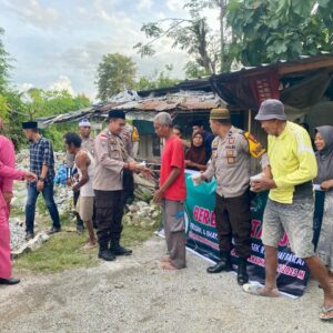 Polri Untuk Masyarakat: Polsek Rasbar Sambangi Pemecah Batu dan Berbagi Takjil