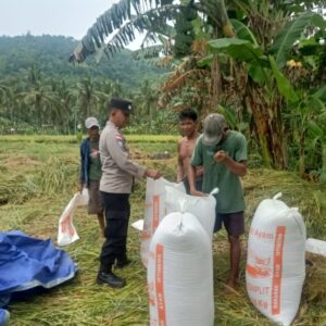 Sambang Desa Ala Bhabinkamtibmas Lombok Barat: Sinergi Jaga Keamanan & Dukung Petani