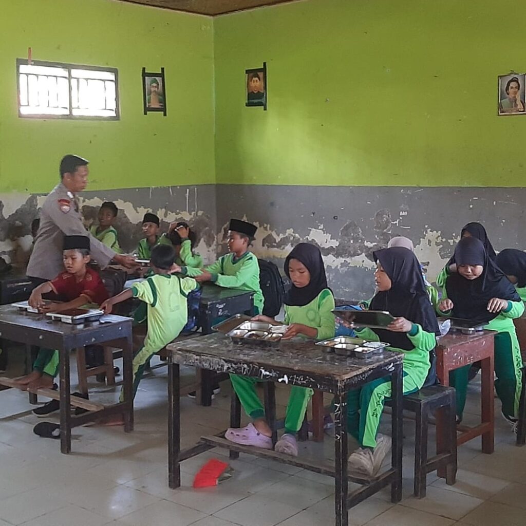Kapolsek Lembar Pastikan Penyaluran MBG Berjalan Aman dan Lancar