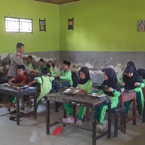 Kapolsek Lembar Pastikan Penyaluran MBG Berjalan Aman dan Lancar