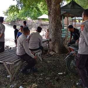 Personel Polsek Asakota Laksanakan Pengamanan di Objek Wisata Pantai Kolo