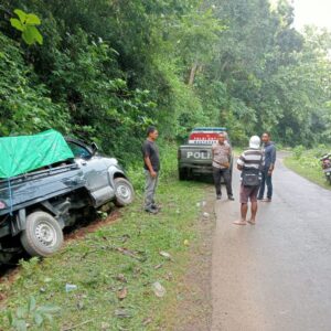 Polsek Langgudu Laksanakan Patroli Dialogis dan Bantu Warga yang Kendaraannya Terperosok ke Got