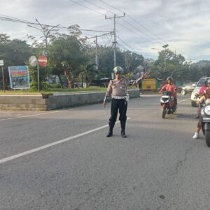 Personel Polsek Rasanae Barat Laksanakan Giat Rawan Pagi/Strong Point di Depan MTsN 1 Kota Bima