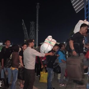 Polsek Kawasan Pelabuhan Laut Bima Laksanakan Pengamanan Embarkasi dan Debarkasi KM. BINAIYA