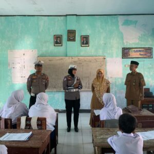 Satlantas Polres Bima Kota Gelar Sosialisasi Kamseltibcarlantas di SMPN 2 Kota Bima