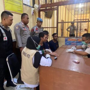 Si Dokkes Polres Bima Kota Laksanakan Pemeriksaan Kesehatan Rutin terhadap Tahanan