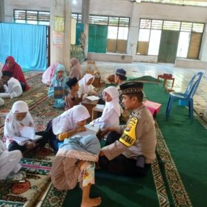 Bhabinkamtibmas Desa Ntori Sambang dan Ajar Anak-anak Mengaji di TPA Nurul Huda, Sampaikan Pesan Kamtibmas