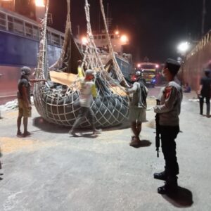 Polsek Kawasan Pelabuhan Laut Bima Gelar Patroli Rutin di Areal Dermaga untuk Ciptakan Rasa Aman