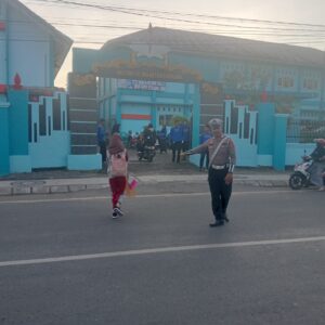 Personel Satlantas Polres Bima Kota Laksanakan Rawan Pagi, Bantu Pejalan Kaki dan Anak Sekolah Menyeberang Jalan