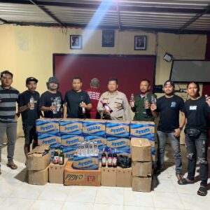 Hendak Diedarkan, 712 Botol Miras Berbagai Jenis Berhasil Digagalkan Tim Opsnal Polsek Rasbar