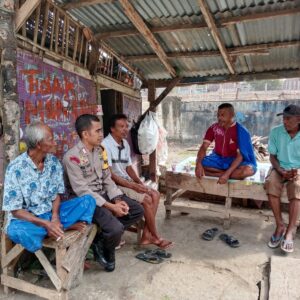 Laksanakan Jum’at Curhat, Bhabinkamtibmas Polres Bima Kota Sosialisasikan Bahaya TPPO dan Narkoba di Kelurahan Ule