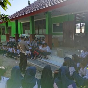 Sat Lantas Polres Lombok Utara Sosialisasikan Tertib Berlalu Lintas di SMPN 3 Gangga