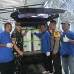 Dukung Program Pemerintah, Bhabinkamtibmas Kelurahan Renteng Kawal Pendistribusian Makanan Bergizi Gratis