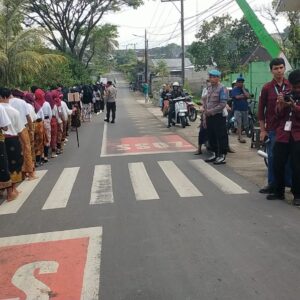 Polsek Pringgarata Amankan Karnaval Kemerdekaan HUT RI ke-80 SMK Qamarul Huda