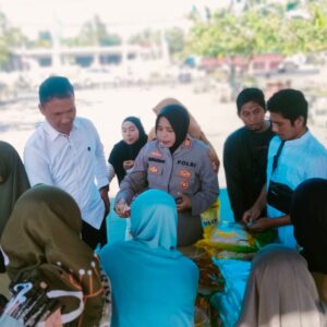 Polres Loteng dan Polsek Jajaran Gelar Gerakan Pangan Murah Sambut HUT RI ke-80 