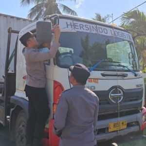 Semarak Kemerdekaan: Sopir Truk di Lembar Terima Bendera Merah Putih dari Polsek