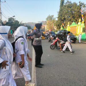 Personel Polsek Rasanae Barat Bantu Lancarkan Arus Lalu Lintas di Pagi Hari