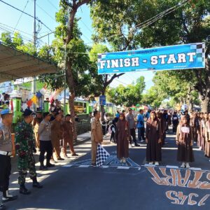 Personel Polsek Bayan Laksanakan Pengamanan Gerak Jalan Tingkat SMP se-Kecamatan Bayan