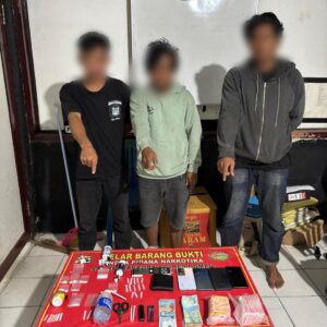 Tim opsnal sat resnarkoba bersama tim opsnal polsek pekat bekuk Tiga Terduga Pengedar Sabu di Kecamatan PekatTim opsnal sat resnarkoba bersama tim opsnal polsek pekat bekuk Tiga Terduga Pengedar Sabu di Kecamatan Pekat
