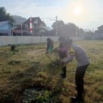 Bhabinkamtibmas Kelurahan Bugis melaksanakan gotong royong memperkuat kebersamaan meningkatkan kepedulian sosial