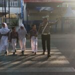 Sat Lantas Polres Bima Kota Laksanakan Rawan Pagi, Bantu Anak Sekolah dan Pejalan Kaki Menyeberang Jalan