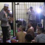 Polres Loteng Berbagi Untuk Para Tahanan di Malam Perayaan Maulid Nabi Muhammad SAW. ‎