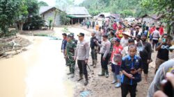 Polres Lampung Barat Terjun Langsung Salurkan Bantuan untuk Korban Banjir Suoh